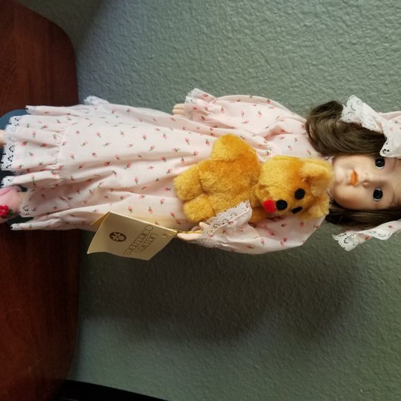 5 Collectible Dolls - Picture 3 of 7